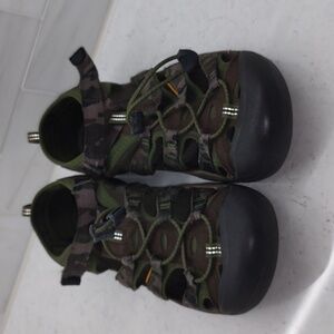 Keen Newport H2 Closed Toe Sandals Size 7 Comouflage
